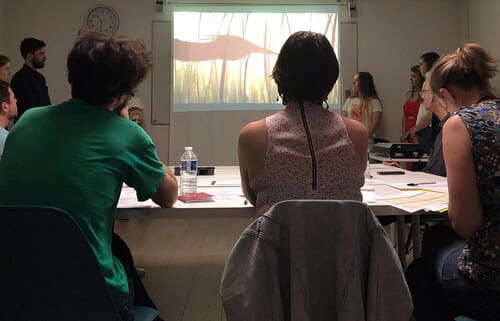 Réunion autour d'un projet d'animation avec un storyboarder