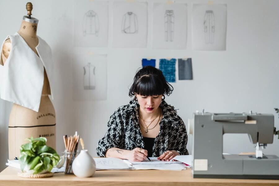 Designer textile dans son atelier
