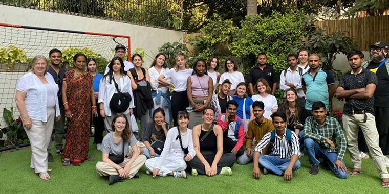 les étudiants et leurs accompagnateurs locaux